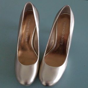 NWT gold metallic heels